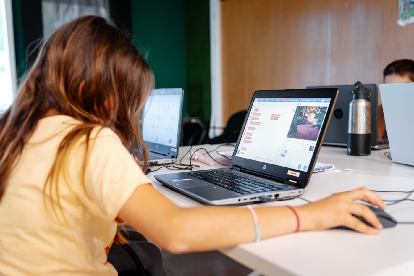 Alumna programant amb Scratch, creant el seu propi videojoc a Briklab