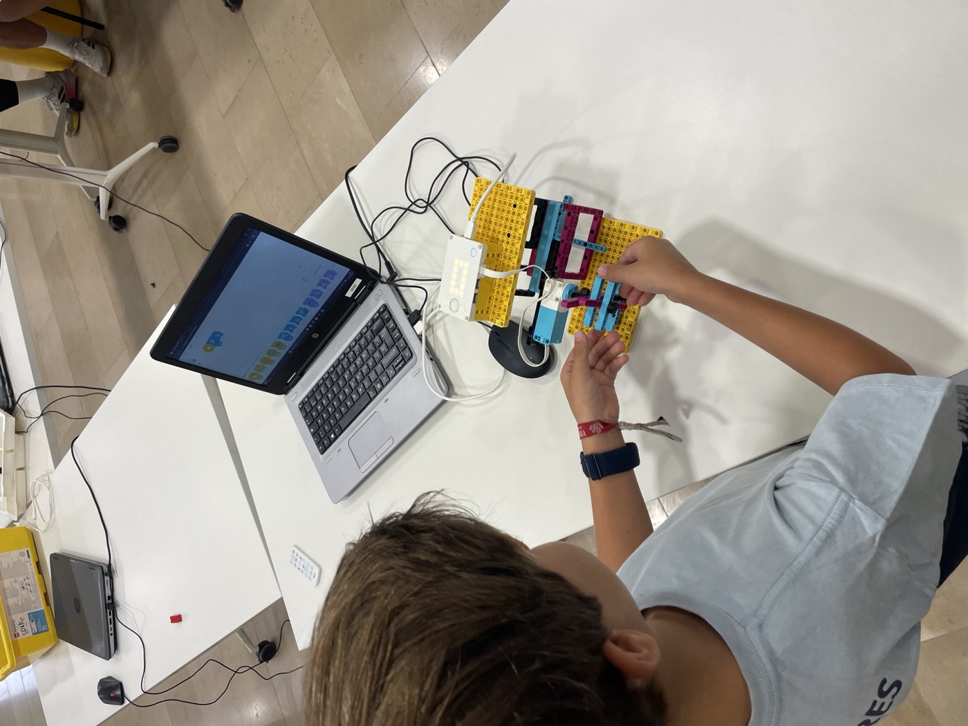 Alumne aprenent a programar a les activitats de Briklab (imagen01)